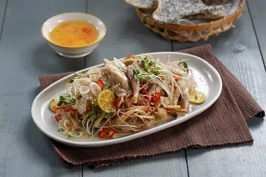 Gỏi g&agrave; sứa sả tắc