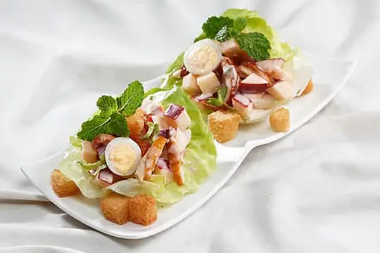 salad thịt g&agrave; trộn t&aacute;o đỏ