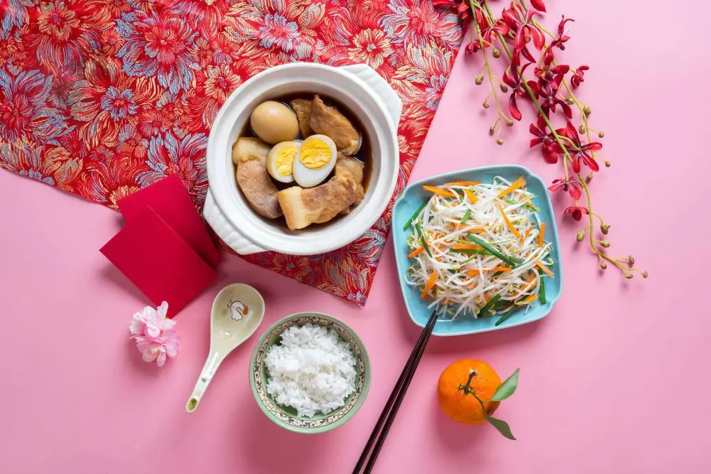 Tết truyền thống của người miền Nam kh&ocirc;ng thể thiếu m&oacute;n thịt kho nước dừa rất ngon v&agrave; bổ dưỡng.