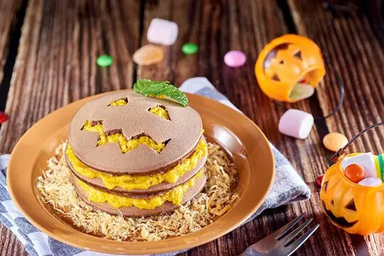 Pancake xốt b&iacute; đỏ ph&ocirc; mai