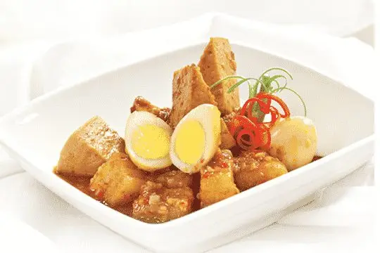 Chả lụa kho trứng c&uacute;t l&agrave; m&oacute;n dễ l&agrave;m, đưa cơm, ph&ugrave; hợp với nhiều bữa ăn gia đ&igrave;nh