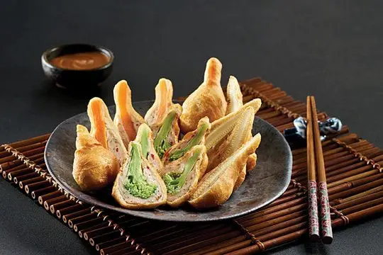 chả c&aacute; th&aacute;c l&aacute;c bọc củ quả chi&ecirc;n