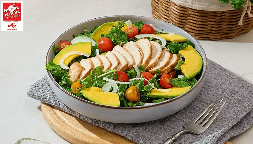 Salad bơ cải kale ức g&agrave; bổ dưỡng với c&aacute;c nguy&ecirc;n liệu l&agrave;nh mạnh