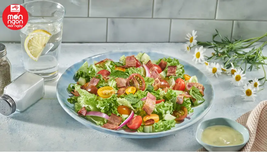 Salad bacon tuy c&aacute;ch chế biến rất đơn giản nhưng hương vị lại rất ngon
