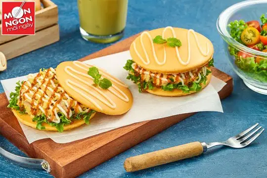 b&aacute;nh r&aacute;n kẹp trứng ph&ocirc; mai