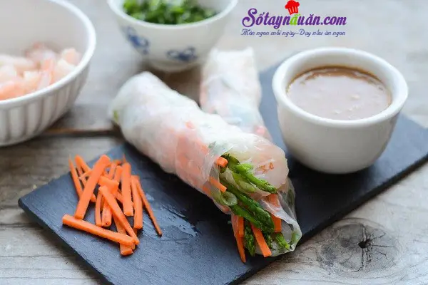 C&aacute;ch l&agrave;m gỏi cuốn chấm sốt bơ đậu phộng ngon m&ecirc; mẩn kết quả