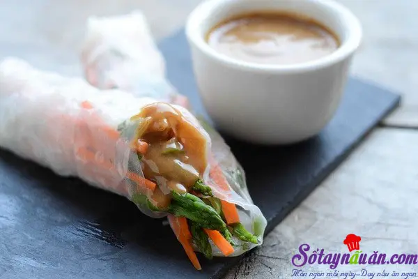 C&aacute;ch l&agrave;m gỏi cuốn chấm sốt bơ đậu phộng ngon m&ecirc; mẩn kết quả