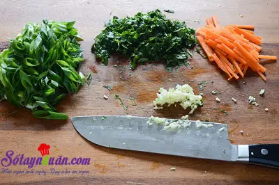 C&aacute;ch l&agrave;m gỏi cuốn chấm sốt bơ đậu phộng ngon m&ecirc; mẩn 2