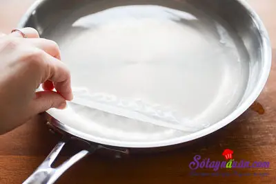 C&aacute;ch l&agrave;m gỏi cuốn chấm sốt bơ đậu phộng ngon m&ecirc; mẩn 9