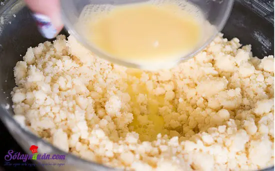 C&aacute;ch l&agrave;m m&oacute;n b&aacute;nh nướng nh&acirc;n d&acirc;u t&acirc;y 4