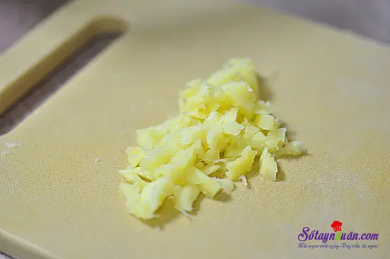 c&aacute;ch l&agrave;m t&ocirc;m xi&ecirc;n dứa nướng cực đon giản 1