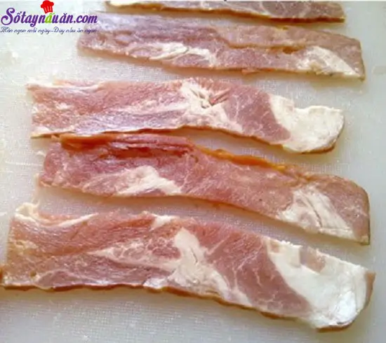 - Thịt x&ocirc;ng kh&oacute;i c&aacute;c bạn th&aacute;i l&aacute;t mỏng như h&igrave;nh rồi cắt l&agrave;m đ&ocirc;i. 6