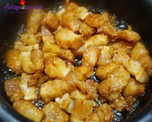C&aacute;ch l&agrave;m thịt ba chỉ kho nấm rơm đậm đ&agrave; ngon cơm 4