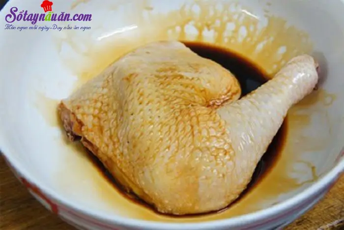Hướng dẫn l&agrave;m g&agrave; nướng m&egrave; si&ecirc;u hấp dẫn bằng nồi cơm điện 2