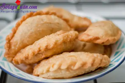 C&aacute;ch l&agrave;m b&aacute;nh gối c&agrave; ri g&agrave; thơm ngon kh&oacute; cưỡng 11
