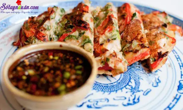 Bước 5: - Cho t&ocirc;m, s&ograve; điệp, thịt b&ograve; v&agrave; trứng l&ecirc;n tr&ecirc;n. 7
