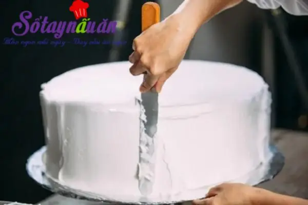 Phết kem l&ecirc;n b&aacute;nh