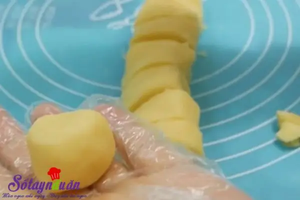 C&aacute;ch l&agrave;m b&aacute;nh r&aacute;n l&uacute;c lắc nh&acirc;n đậu xanh 4