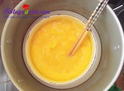 Hướng dẫn l&agrave;m b&aacute;nh bao nh&acirc;n trứng xốp mềm thơm ngon 4