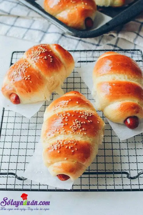 Hướng dẫn l&agrave;m b&aacute;nh m&igrave; cuộn x&uacute;c x&iacute;ch nướng cho bữa s&aacute;ng 5.1