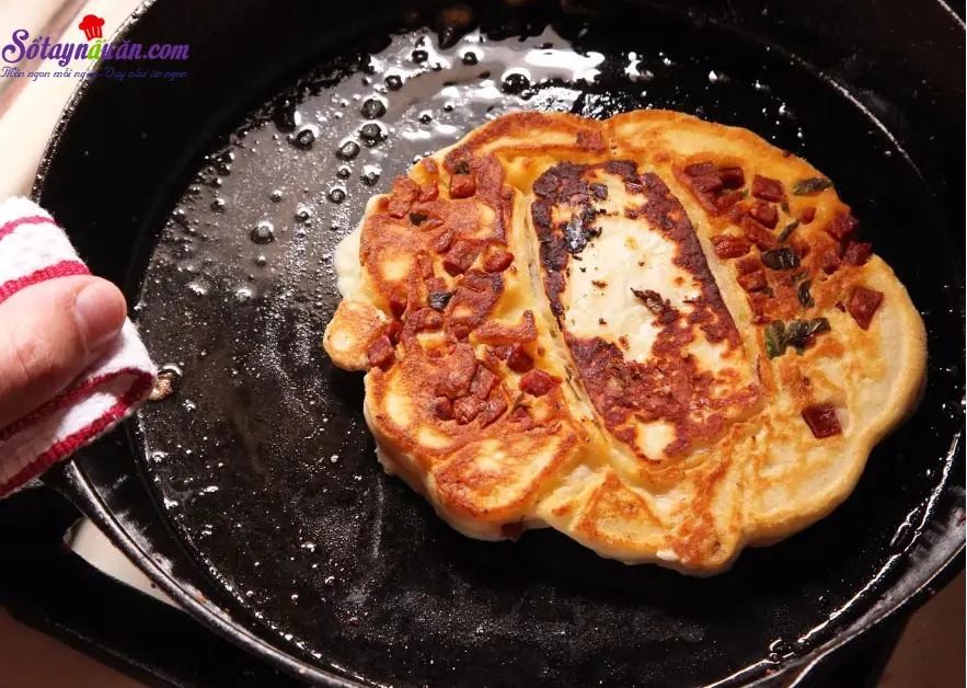 Hướng dẫn l&agrave;m pancake ph&ocirc; mai b&eacute;o ngậy nh&acirc;n bắp x&agrave;o 5