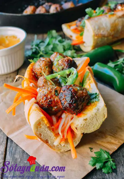 Hướng dẫn cách làm bánh mì kẹp thịt viên chiên cực ngon