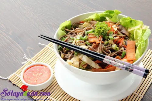 Mỳ trộn salad Th&aacute;i hấp dẫn