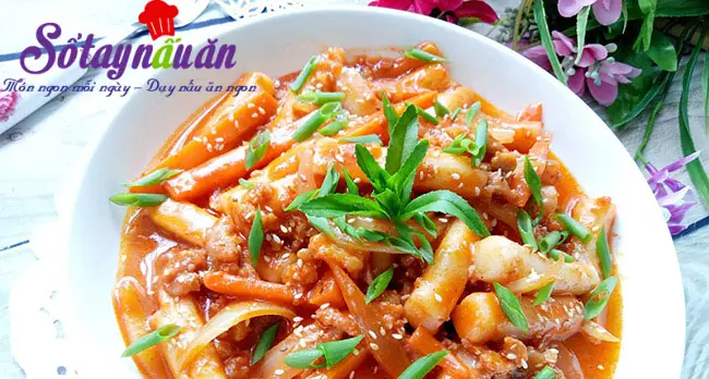 Bánh gạo cay sốt thịt bằm thơm ngon khó cưỡng