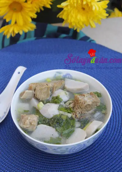 Canh sườn non nấu cùng khoai sọ