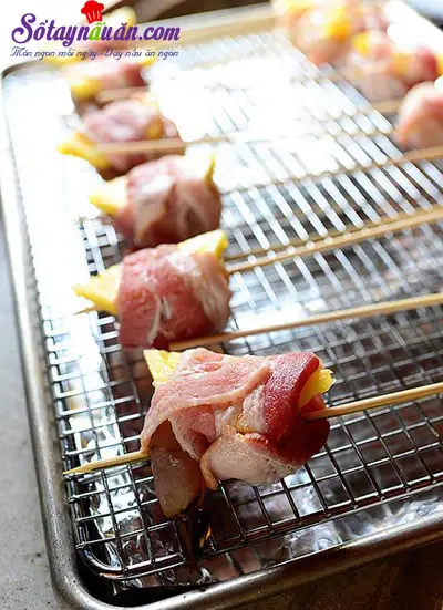 C&aacute;ch l&agrave;m thịt cuộn t&ocirc;m v&agrave; dứa nướng thơm phức 7