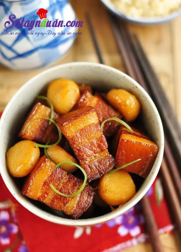 C&ocirc;ng thức cho m&oacute;n thịt kho củ năng đậm đ&agrave; đưa cơm