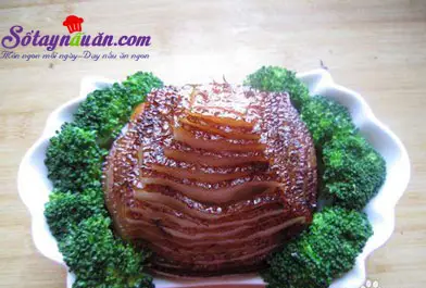Độc đ&aacute;o với thịt sốt h&igrave;nh kim tự th&aacute;p - m&oacute;n ngon H&agrave;ng Ch&acirc;u 9