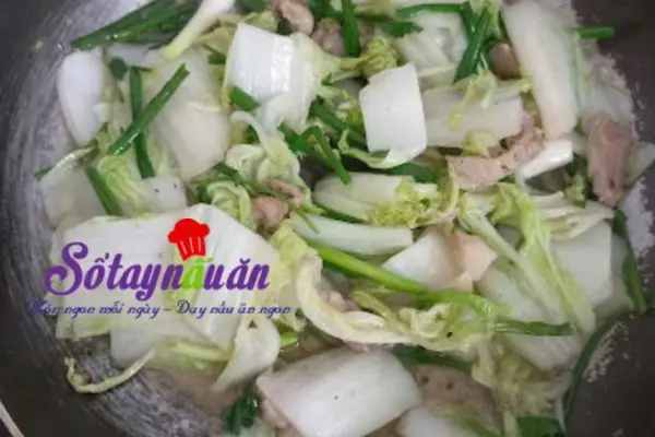 Hướng dẫn c&aacute;ch l&agrave;m cải thảo x&agrave;o thịt 1