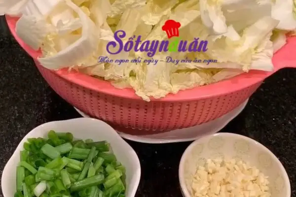 Hướng dẫn c&aacute;ch l&agrave;m cải thảo x&agrave;o thịt 2