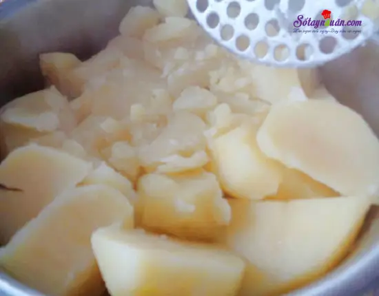 hướng dẫn l&agrave;m khoai t&acirc;y chi&ecirc;n bọc rau củ 10