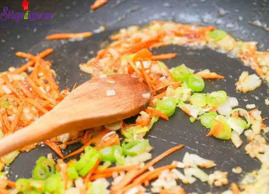 C&aacute;ch l&agrave;m m&oacute;n cơm chi&ecirc;n Nhật Bản 11