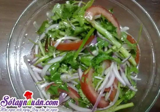 Hướng dẫn c&aacute;ch l&agrave;m x&agrave; l&aacute;ch trộn dầu giấm 3