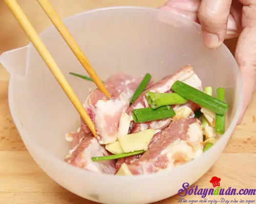 Hướng dẫn m&oacute;n sườn chi&ecirc;n tỏi tẩm bột gi&ograve;n ngon ngất ng&acirc;y 1