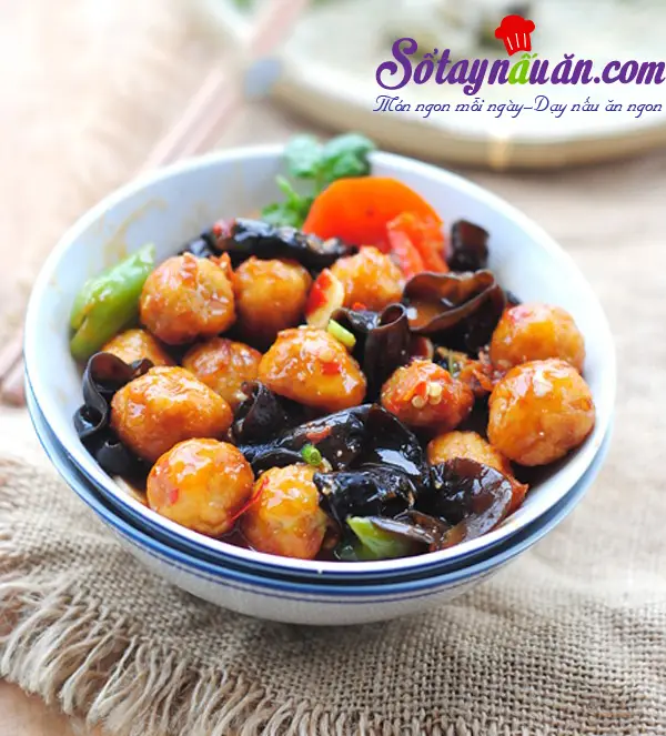 Trứng c&uacute;t x&agrave;o mộc nhĩ chua ngọt