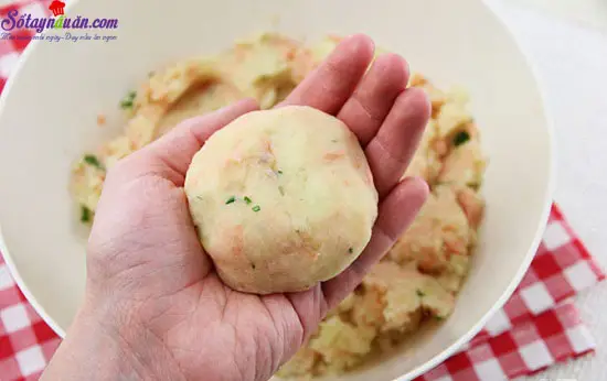 C&aacute;ch l&agrave;m b&aacute;nh c&aacute; hồi khoai t&acirc;y 6