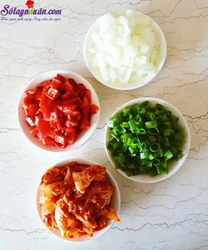 huong-dan-lam-com-rang-thit-bo-kim-chi-ngon-tuyet-hao-buoc-2