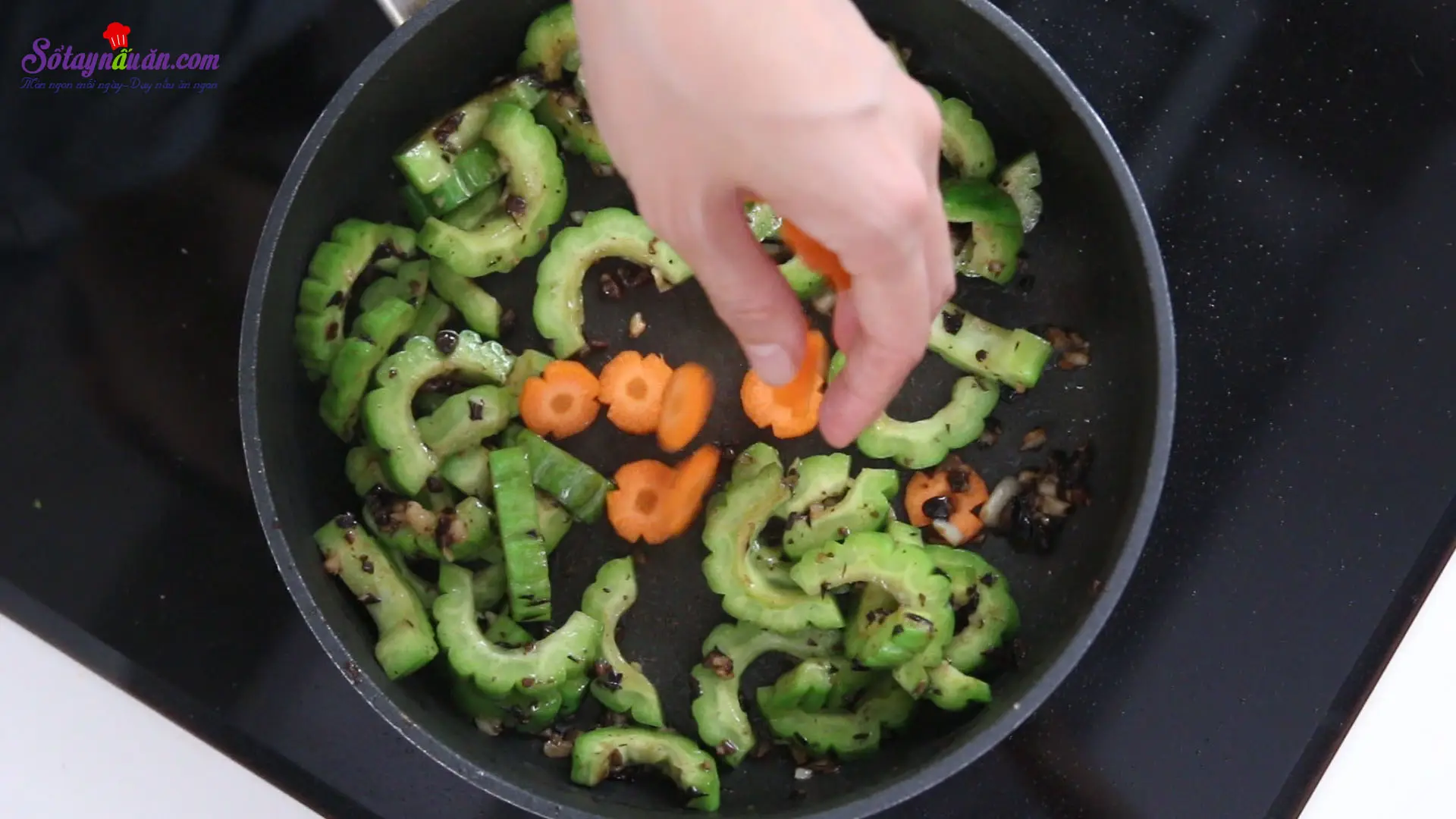 c&aacute;ch l&agrave;m thịt b&ograve; x&agrave;o mướp đắng 8