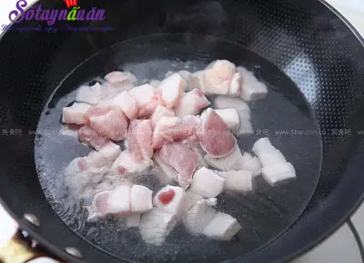 Hướng dẫn l&agrave;m thịt kho măng tre cực ngon cực dễ 1