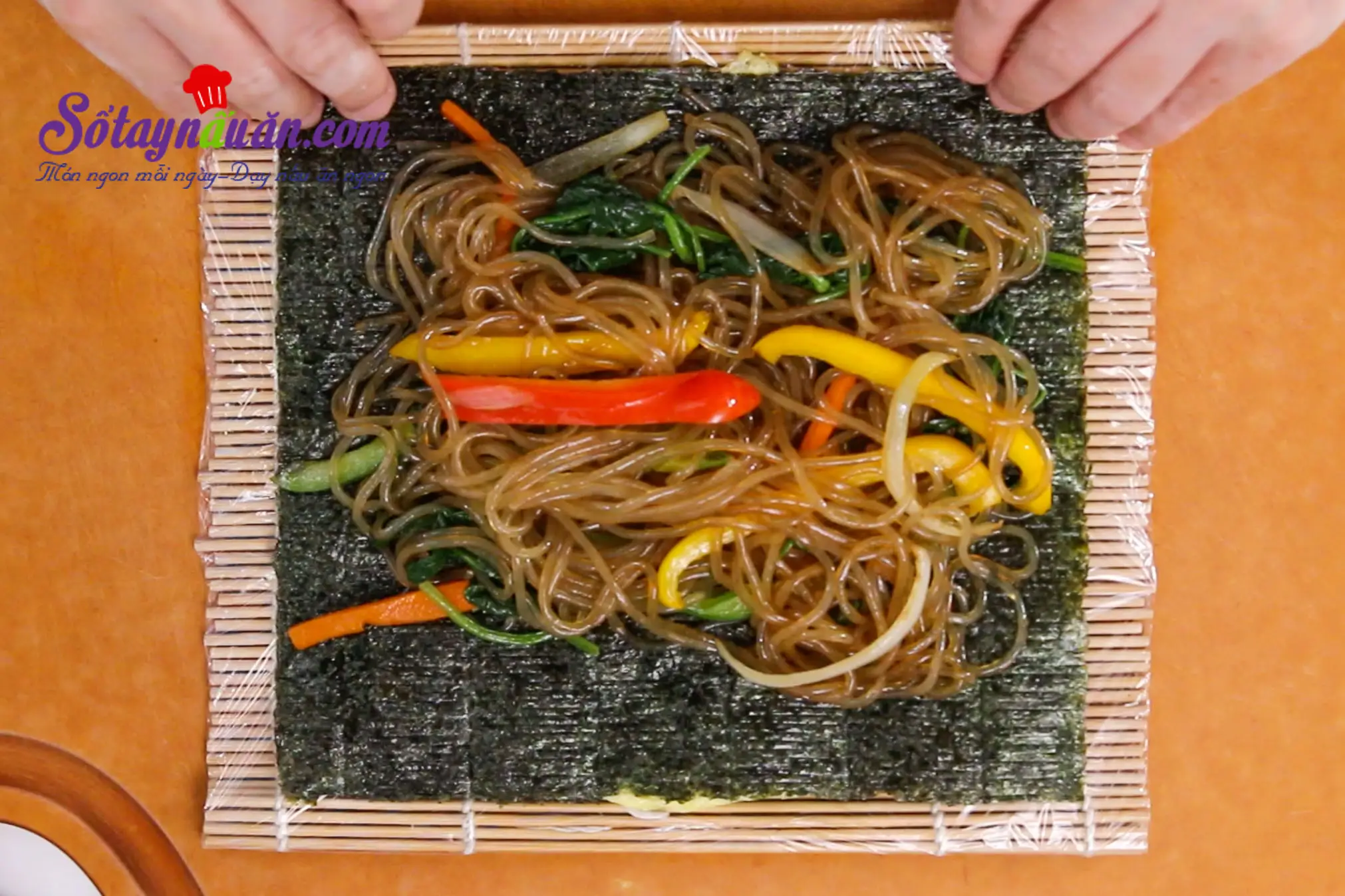 Kimbap nh&acirc;n miến v&agrave; trứng lạ m&agrave; ngon tuyệt 7