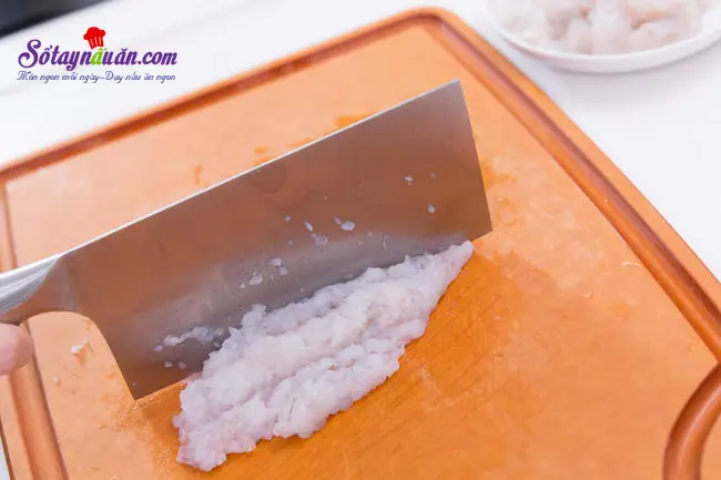 Hướng dẫn l&agrave;m b&aacute;nh t&ocirc;m ph&ocirc; mai: Sơ chế t&ocirc;m