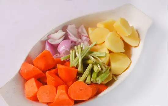 c&aacute;ch l&agrave;m thịt b&ograve; hầm nấm kiểu Ph&aacute;p 2