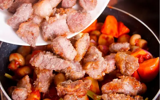 c&aacute;ch l&agrave;m thịt b&ograve; hầm nấm kiểu Ph&aacute;p 13