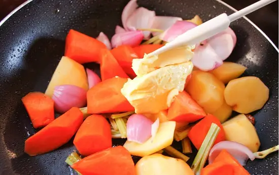 c&aacute;ch l&agrave;m thịt b&ograve; hầm nấm kiểu Ph&aacute;p 9