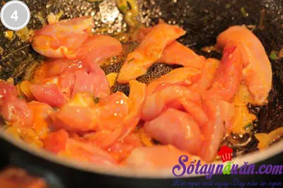 Thịt g&agrave; x&agrave;o dưa chua ngon cơm 4