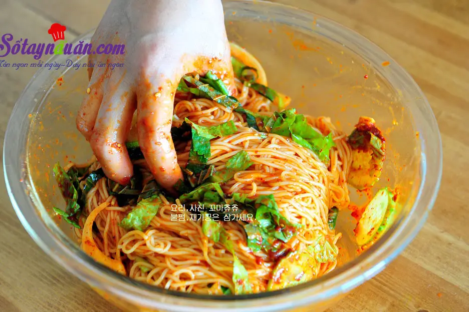 Tự tay l&agrave;m m&igrave; trộn cay vị H&agrave;n ngon kh&ocirc;ng cưỡng được 5
